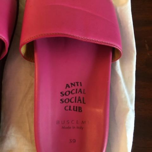Size 9 Fuschia slides - Picture 3 of 6
